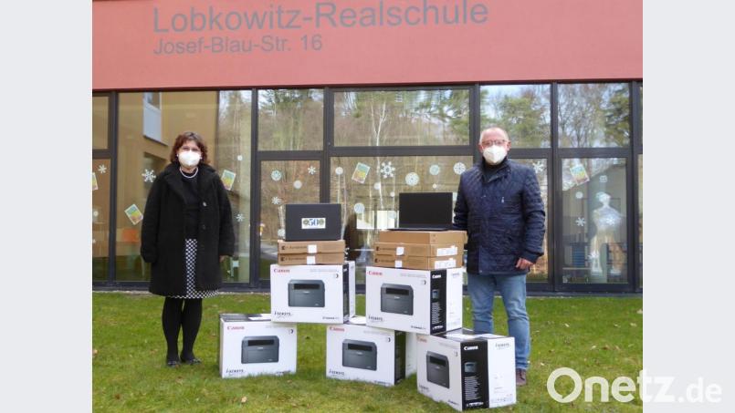 Rektorin Irene Sebald freut sich über die von Elmar Baumer übergebene Spende. Bild: fsb