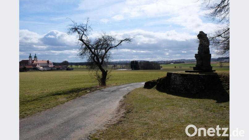 Im Entwurf der Kernwegenetz-Planung ist der Flurweg ab der &quot;weinenden Mutter&quot; (rechts) in Richtung Tremmersdorf als vordringlich eingestuft. Bild: do