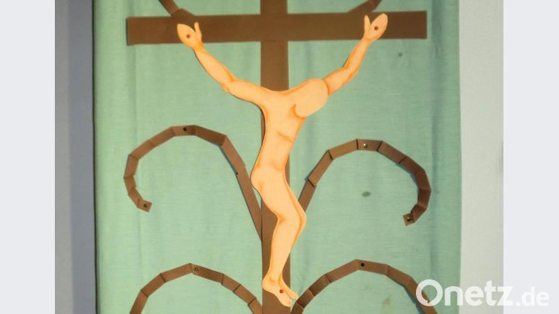 Der Kreuzesbaum wird durch Kinder gestaltet. Bild: bjo