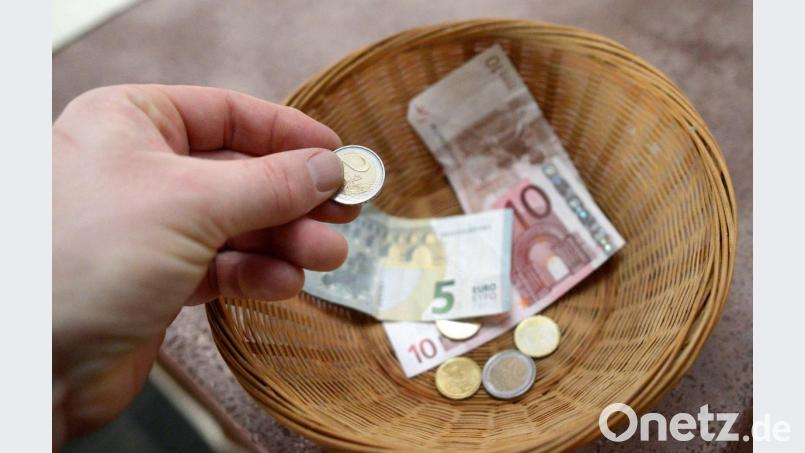 Der Pfarrgemeinderat Ursulapoppenricht sammelt Spenden, um einem Geschwisterpaar nach mehreren schweren Schicksalsschlägen sein Zuhause zu erhalten. Symbolbild: Henning Kaiser/dpa