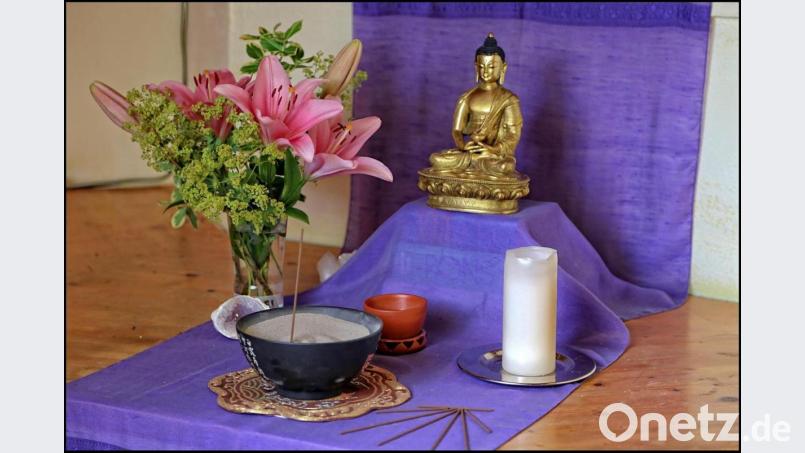 Die Zen Meditation hat ihren Ursprung im Buddhismus. Deshalb hat sich Hildegard Lauth in ihrem Meditationsraum einen kleinen Buddha-Altar aufgebaut. Das sei aber nicht zwingend notwendig, sagt sie. "Die Zen Meditation passt sich den Kulturen der verschiedenen Länder, in denen sie praktiziert wird an." So würden die Lehren in Amerika meist anders interpretiert als in Europa. Was ja auch bei den Religionen so sei. Bild: Hans G. Lauth/exb