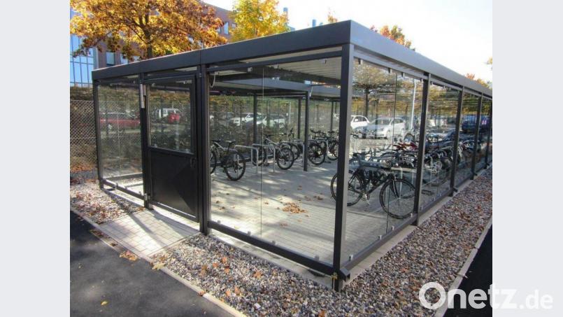 So könnte die zentrale Fahrrad-Abstellanlage westlich des Sulzbach-Rosenberger Bahnhofes künftig einmal aussehen. Bild: Planungsbüro Lubrich/Bedritzki