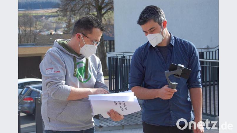 Regisseur Jürgen Dietl (links) und Thomas Aumann (Kamera und Schnitt) drehten den Imagefilm über die Doktor-Eisenbarth-Mittelschule. Bild: akp