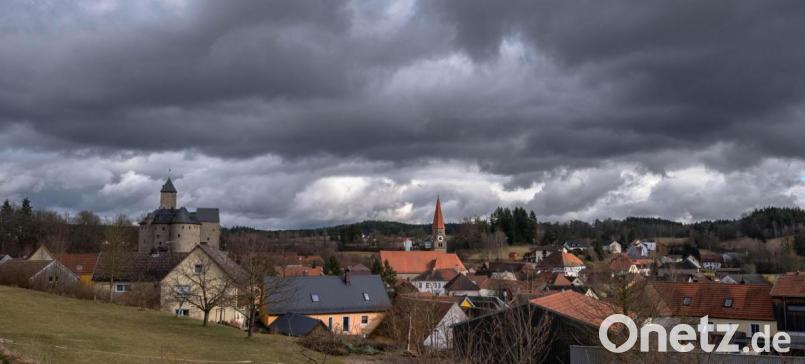 Dunkle Wolken zogen über die Marktgemeinde Falkenberg. Bild: sds