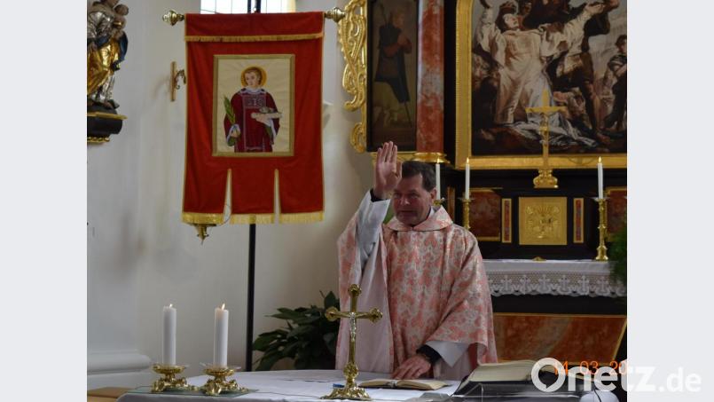 Pfarrer Hans Zeltsperger segnet im Sonntagsgottesdienst die neue Stephanus-Fahne. Bild: wfe