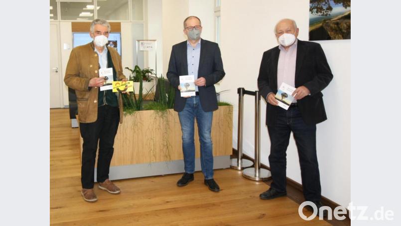 Im Rathaus übergaben Schriftleiter und Vorsitzender des Heimatkundlichen Arbeitskreis Robert Schön (rechts) und HAK-Ehrenvorsitzender Hans Rösch (links) ein Exemplar des 40. &quot;Kemnather Heimatboten&quot; an Bürgermeister Roman Schäffler. Für Schön war es das 30. unter seiner &quot;Regie&quot; entstandene Jahrbuch. Bild: bjp