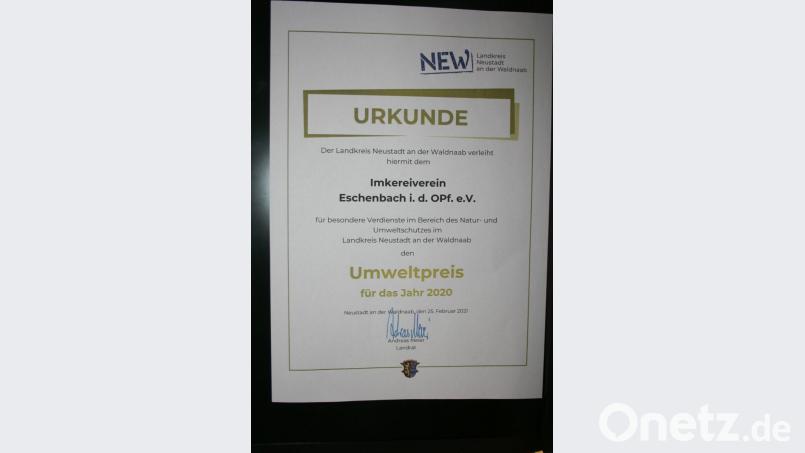 „Der Landkreis Neustadt an der Waldnaab verleiht hiermit dem Imkereiverein Eschenbach i. d. Opf. für besondere Verdienste im Bereich des Natur-. und Umweltschutzes im Landkreis Neustadt an der Waldnaab den Umweltpreis für das Jahr 2020.“ Andreas Meier, Landrat. Bild: gpa