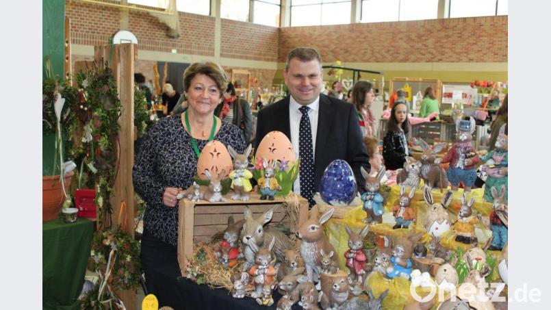 Organisatorin Rosi Sammet und Bürgermeister Karlheinz Budnik hatten in den vergangenen Jahren immer wieder zusammen den Frühlings- und Ostermarkt eröffnet. Heuer hätte der Markt zum 25. Mal über die Bühne gehen sollen. Corona macht alle Pläne zunichte. Archivbild: prh