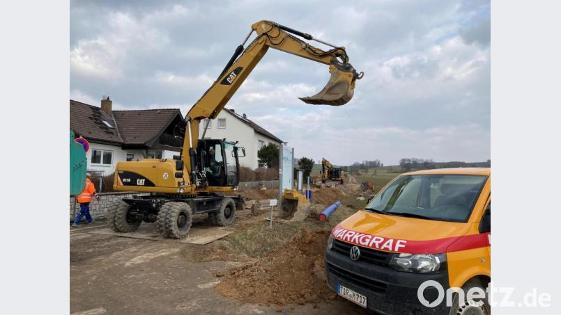Derzeit werden am Seugaster Weg in Axtheid neue Wasserleitungsrohre verlegt. Die Zufahrt von Ebersbach nach Vilseck ist deswegen gesperrt. Bild: Stefanie Gradl