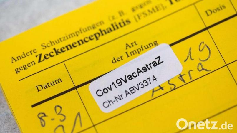 Die ersten Dosen mit dem Vakzin von Astrazeneca wurden im Landkreis am 9. Februar verabreicht, also deutlich früher als auf diesem Impfpass vermerkt. Seit Montag ist ein Impfstopp verhängt. Symbolbild: Rolf Vennenbernd/dpa