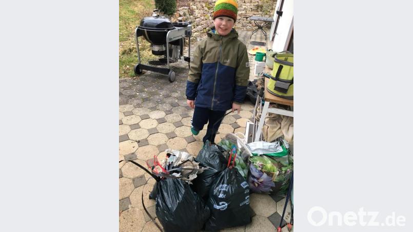 Lukas und seine „Beute“. Vier Säcke voller Müll, von Menschen achtlos in die Landschaft geworfen, hat er zusammen mit seinem Freund gesammelt. Bild: hka