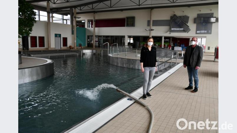 Frisches Wasser wird in die Becken gepumpt: Das Team des Bulmare um Geschäftsführer Reiner Beck und kaufmännische Leiterin Simone Seelos bereits das Bad auf eine rasche Wiedereröffnung vor. Bild: Michael Hitzeck/exb