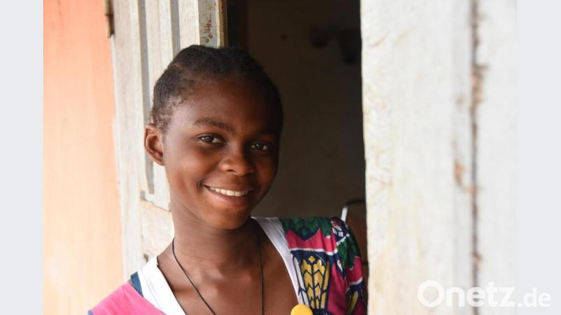 Christine (17) aus Kamerun wurde erfolgreich am Grauen Star operiert und kann wieder klar sehen. Bild: CBM/exb