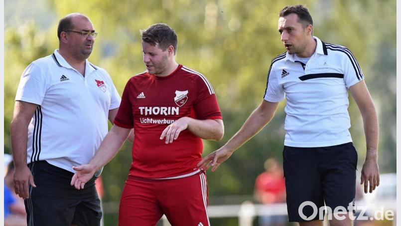 Bastian Lobinger (Mitte) übernimmt bei der SpVgg Pfreimd das Traineramt von Tobias Bernklau (rechts). Links im Bild Abteilungsleiter Stefan Mohaupt. Archivbild: Alfred Schwarzmeier