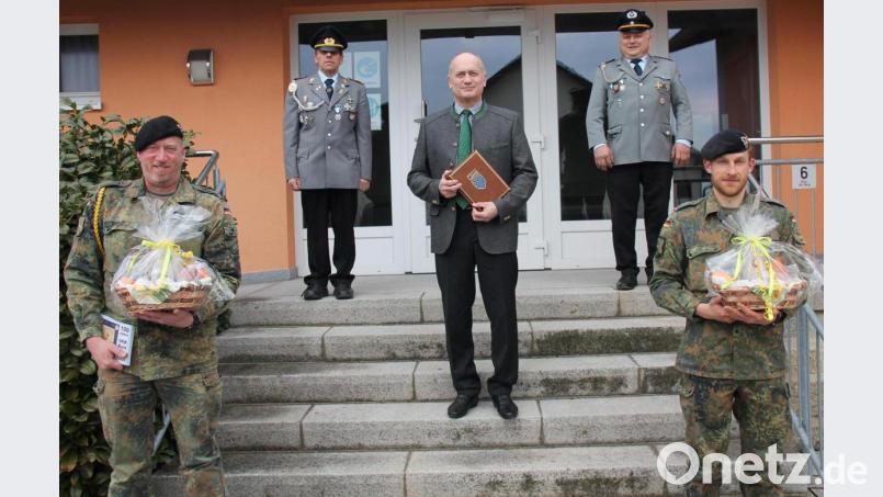 Oberstabsfeldwebel Christian Jagode und Major Stephan Schmitt (vorne von links) verabschiedeten sich bei Bürgermeister Walter Schauer (Mitte) und den Vorsitzenden Ulrich Knoch sowie Hans Krämer (hintere Reihe von links) Bild: dl