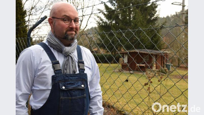 Roman Kronester vor dem Gelände in Schmidmühlen, auf dem er im Herbst seinen Bauernhofkindergarten eröffnen will. Der Burglengenfelder freut sich darauf – und hofft, dass ihm Corona keinen Strich durch seine Pläne macht. Bild: bö