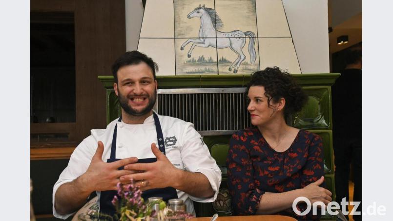 Christian Fleischmann hat gut lachen: Der 32-jährige Küchenchef des Cheval Blanc in Illschwang hat sich gerade seinen ersten Michaelin-Stern erkocht. Bild: Petra Hartl