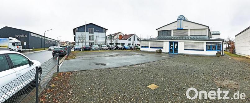 Auf diesem 2000 Quadratmeter großen Grundstück &quot;Zur Kesselschmiede&quot; errichtet die Samhammer-Unternehmensgruppe in Sichtweite zu bereits bestehenden Firmengebäuden eine neue Logistikhalle. Bild: Gabi Schönberger