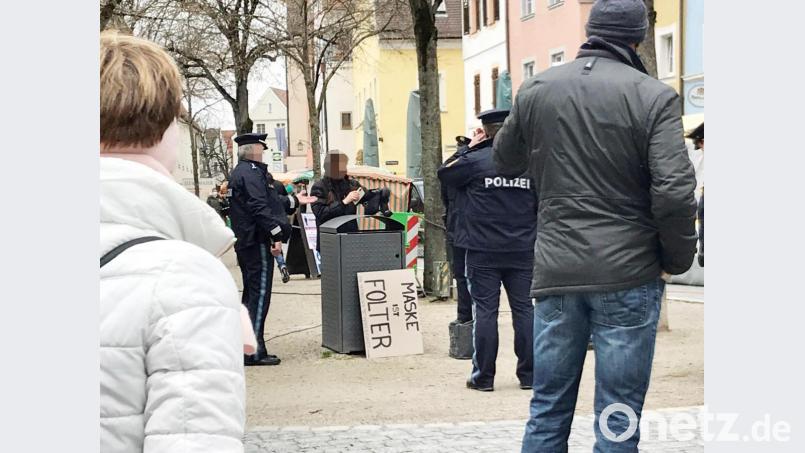 Ein Polizist fordert die strikte Maskengegnerin (Mitte) auf, die Fußgängerzone zu verlassen. Dort fühlten sich zuvor Passanten von der Aktion gegen die geltenden Corona-Auflagen verunsichert. Bild: Gabi Schönberger