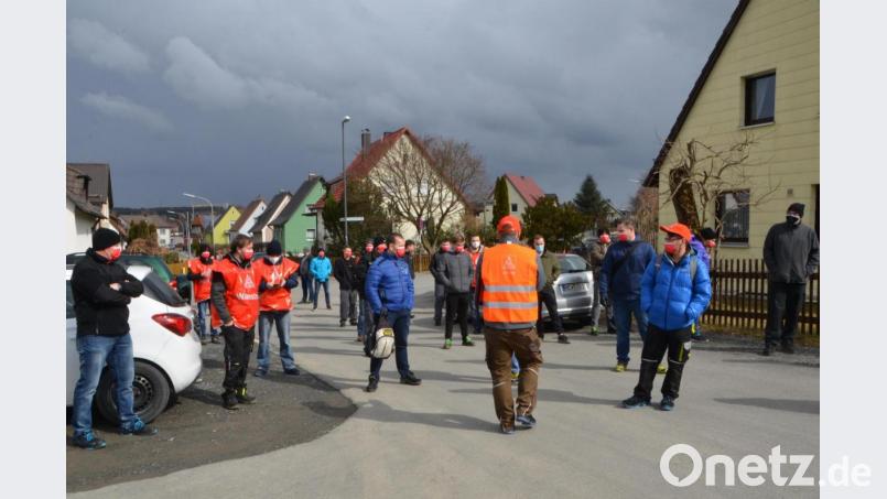 Am Mittwoch traten an allen sechs Kennametal-Standorten in Bayern Mitarbeiter in einen einstündigen Warnstreik, um ihre Forderungen gegenüber dem Konzern klar zu formulieren. &quot;Wir wollen vier Prozent mehr - das ist nur fair&quot;, waren sich die Streikenden sicher, die sich über den ganzen Röhrenweg verteilten, der ganz offiziell für eine Stunde gesperrt war. Bild: dob