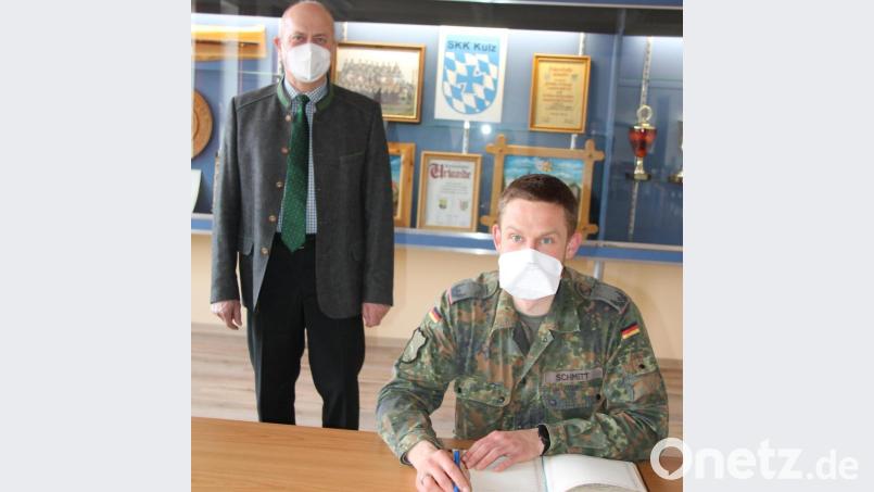 Mit einem Eintrag ins Gästebuch der Gemeinde verabschiedete sich die Kompanieführung. Bild: dl