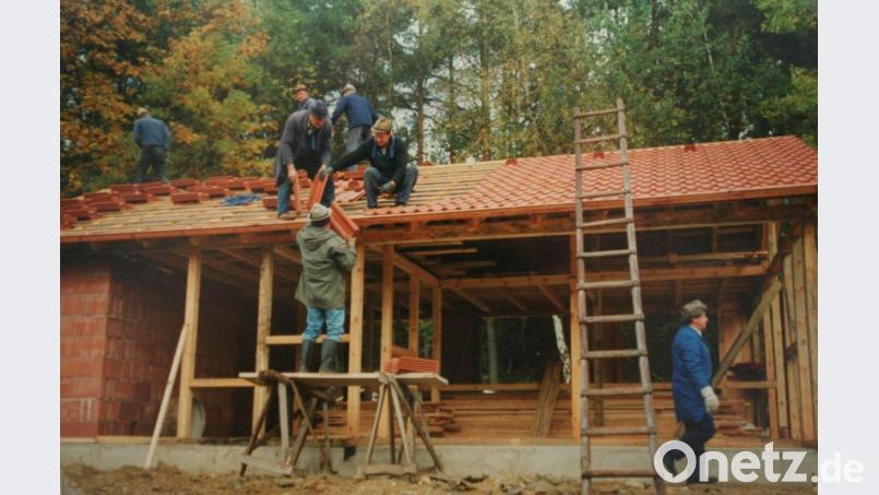 „Bienenfleiß&quot; bewiesen die Mitglieder des Imkervereins Eschenbach und errichteten in beispielhafter Gemeinschaftsleistung einen Lehrbienenstand. Am 27. Mai 1990 wurde er eingeweiht, beim Imkerfest 2020 wollte man das 30. Jubiläum feiern. Dann kam „Corona“. Archivbild: gpa