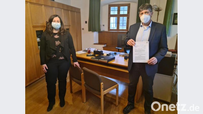 Umsetzungsbegleiterin Birgit Plößner und Sprecher der ILE Vierstädtedreieck Edgar Knobloch durften 100 000 Euro an Projekte im westlichen Landkreis verteilen. Bild: sne