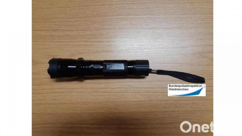 Einen als Taschenlampe getarnten Elektroschocker (Bild) und einen Schlagstock stellten die Beamten der Bundespolizei bei einem 49-Jährigen sicher. Bild: Bundespolizei