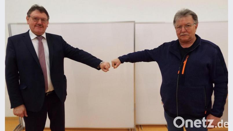 Bürgermeister Hans-Martin Schertl (links) führt Armin Heuberger in das Amt des Vilsecker Umweltbeauftragten ein. Bild: e