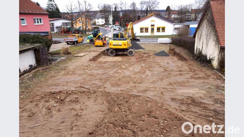 Seit Mittwoch sind zur Befestigung des Parkplatzes des Buchbinderanwesens in Immenreuth Baumaschinen im Einsatz. Bild: bkr