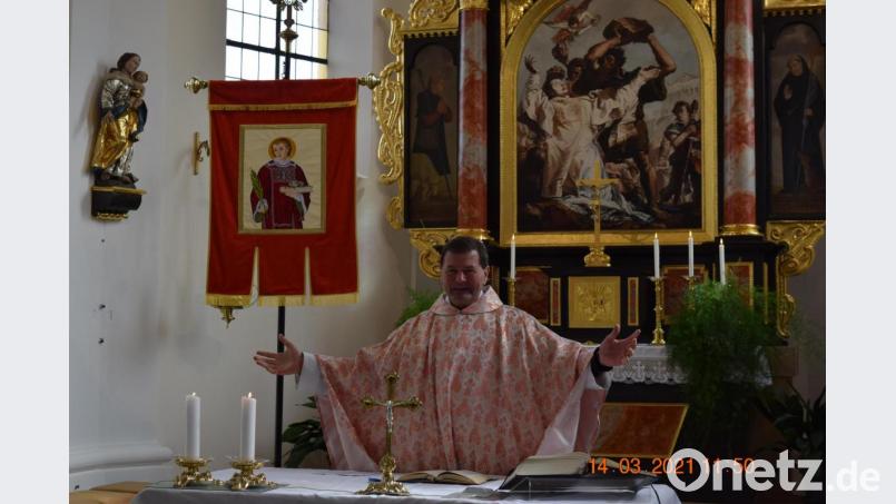 Pfarrer Hans Zeltsperger segnet im Sonntagsgottesdienst die neue Stephanus-Fahne. Bild: wfe