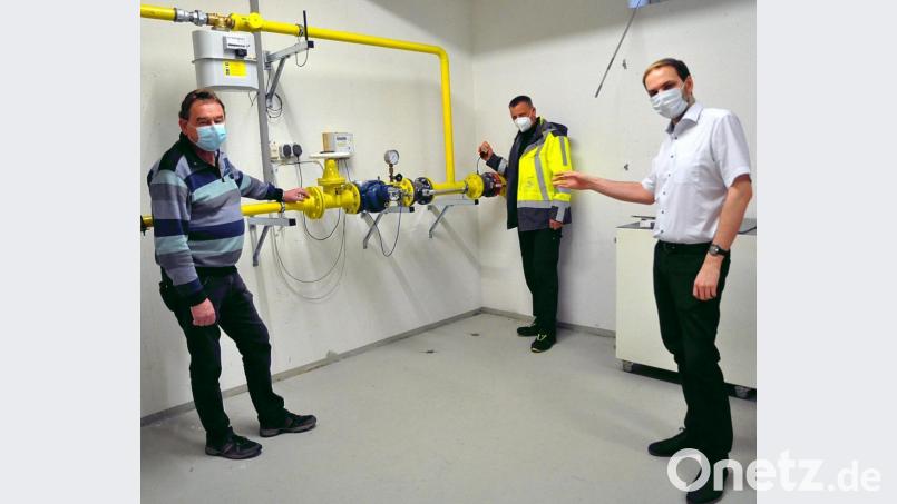 Gas- und Wassermonteur Stefan Schober (Mitte) von den Amberger Stadtwerken prüft mit einem Gasprüfgerät innenliegende Teile eines Gas-Hausanschlusses. Mit im Bild: Betriebsingenieur Maximilian Deget (rechts) und Gas- und Wassermeister Karl Weizer. Bild:  Karoline Gajeck-Scheuck