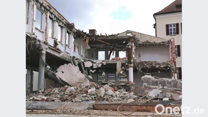 Das Sparkassengebäude in der Bezirksamtsstraße in Oberviechtach präsentiert sich Anfang der Woche als Ruine. Bild: Portner