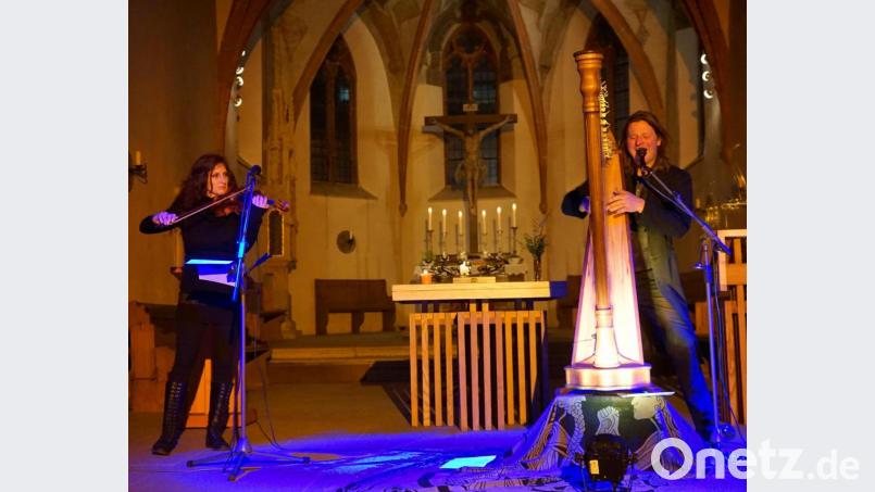 Andy Lang (rechts) und Monika Romanovska (links) gestalteten einen Gottesdienst zu Ehren des heiligen Patrick in der Marktredwitzer Bartholomäuskirche. Bild: abi