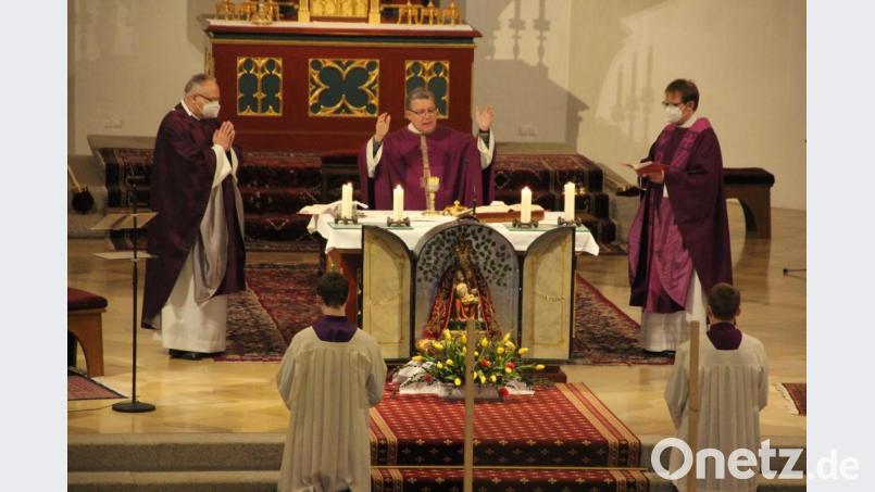 Die drei Konzelebranten am Altar (von links): Stadtpfarrer Georg Flierl, Pfarrer Manfred Strigl und Kaplan Daniel Fenk. Bild: kro