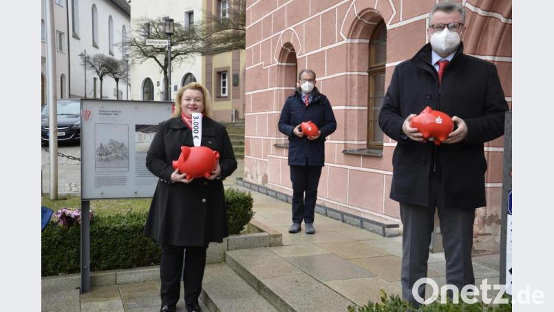 Petra Pöhlmann, die neue Leiterin der Sparkassen-Hauptstelle in Sulzbach-Rosenberg, brachte zum Antrittsbesuch bei Bürgermeister Michael Göth eine Spende von 3.000 Euro für die Kindergärten in der Stadt mit. Bild: Kathrin Schmidt/exb