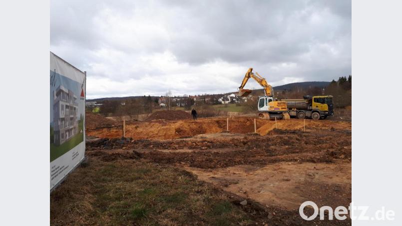Nach mehreren Anläufen in den vergangenen Jahren ist jetzt an der Pfaffenreuther Straße mit dem Neubau einer Eigentumswohnanlage begonnen worden. Bild: pz