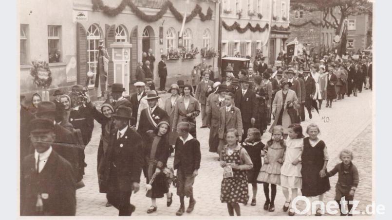 Zur 600-Jahr-Feier der Vilsecker Stadterhebung war auch der Münchner Heimatverein mit dem Münchner Kindl angereist und nahm am Festzug teil. Hier geht es durch die Vorstadt Richtung Schlicht. Archivbild: Stadt Vilseck/exb