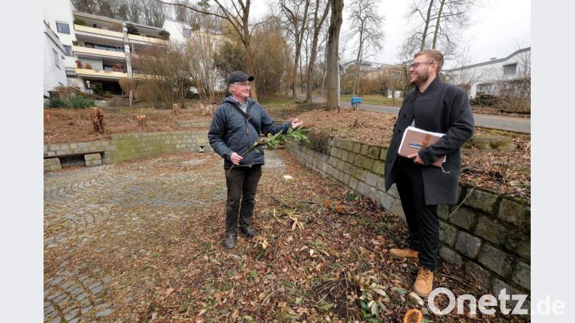 Bernhard Frank (links) und Wolfgang Zehend vom Sachgebiet Grün des Baureferats zeigen vor Ort am Lindenbrünnerl, wie aus einer in die Jahre gekommenen Anlage aus den 1970er Jahren ein ökologisch orientierter Platz mit Aufenthaltsqualität werden soll. Bild: Stephan Huber