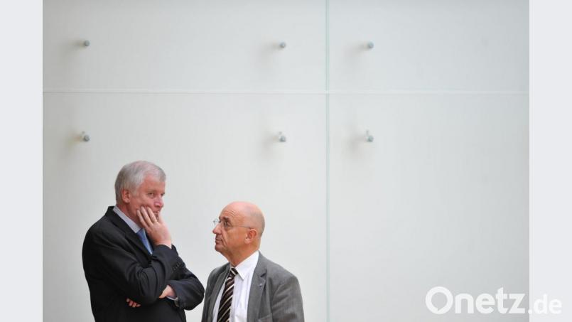 Der ehemalige bayerische Justizminister Alfred Sauter (rechts) – hier im Jahr 2012 mit dem damaligen Ministerpräsidenten Horst Seehofer – soll sich bei Masken-Geschäften in der Coronakrise bereichert haben. Archivbild: Andreas Gebert/dpa