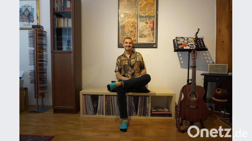 Meier in seiner Wohnung in Regensburg. &quot;Das Musik-Ding ist mein Leben&quot;, sagt er. Bild: jut