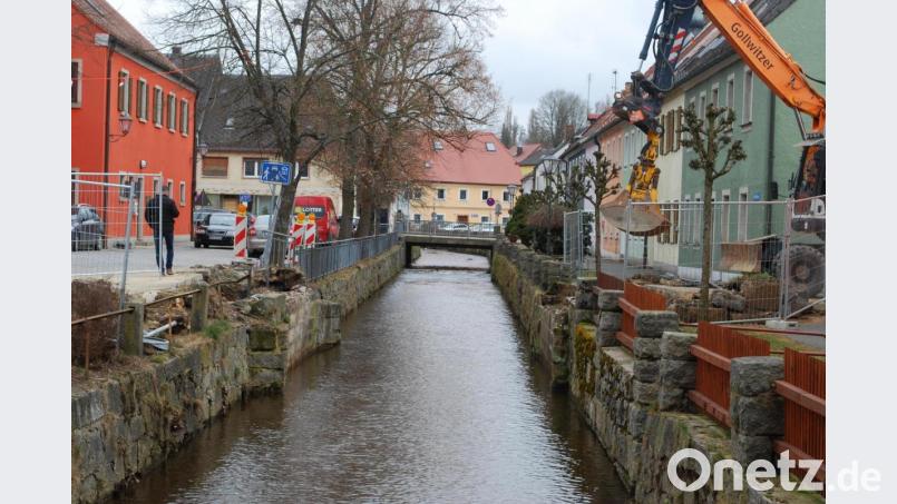 Ein ungewohnter Anblick: Seit Mittwoch hat der Floßbach beim ehemaligen Feuerwehrhaus keine Brücke mehr. Bild: tss