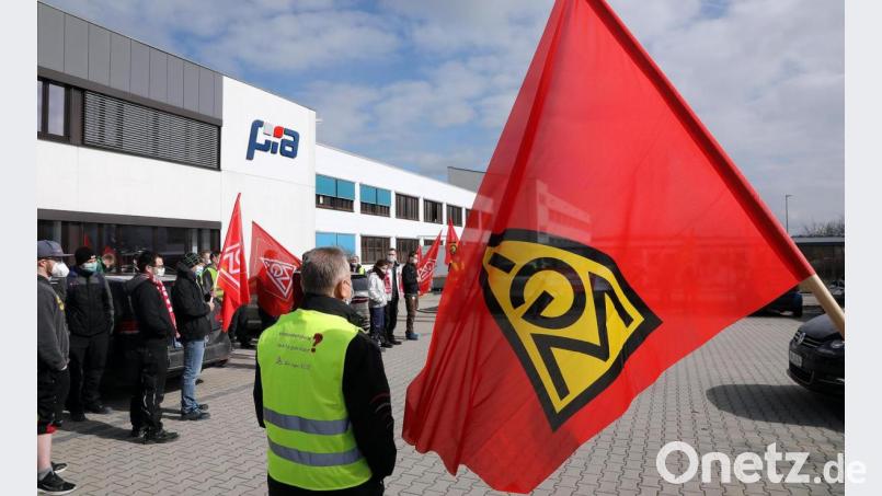 Zweite Warnstreikwelle: PIA Amberg, Mitarbeiter werden in den Feierabend verabschiedet. Bild: Wolfgang Steinbacher