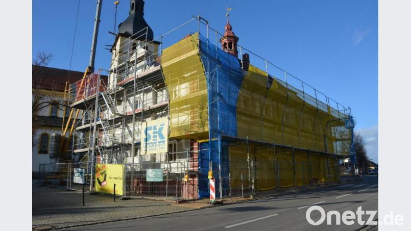 Komplett eingerüstet ist jetzt das Historische Rathaus in Mitterteich. Stehen bleiben wird das Gerüst bis zum Herbst. Bild: jr