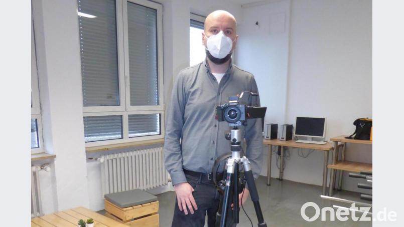 Medienproduzent Daniel Kapulla arbeitet in den Klassen der Jugendlichen ohne Ausbildung an Bewerbungsvideos mit. Bild: bba