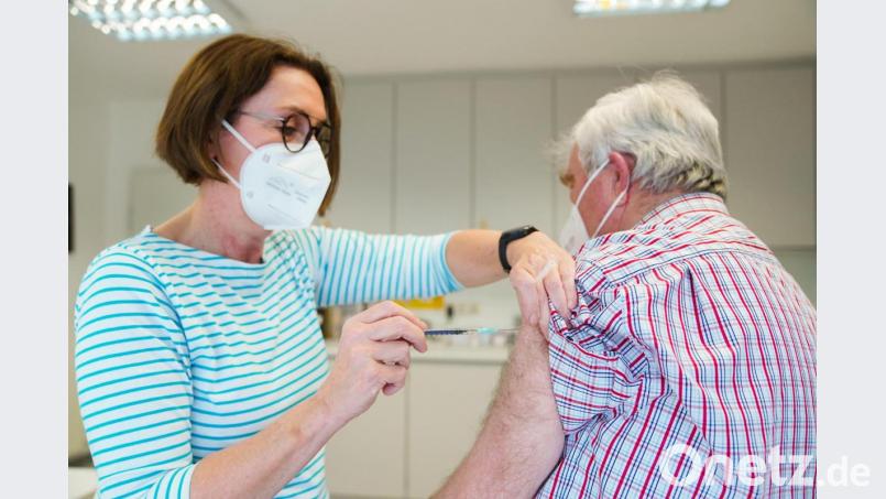 Was hier in Hof eine Hausärztin bereits bei einem Pilotprojekt praktiziert, soll ab April auch in Weiden und dem Landkreis Neustadt die Regel sein: Hausärzte können ab dann Patienten die Impfung gegen Covid-19 verabreichen. Bild: Nicolas Armer/dpa