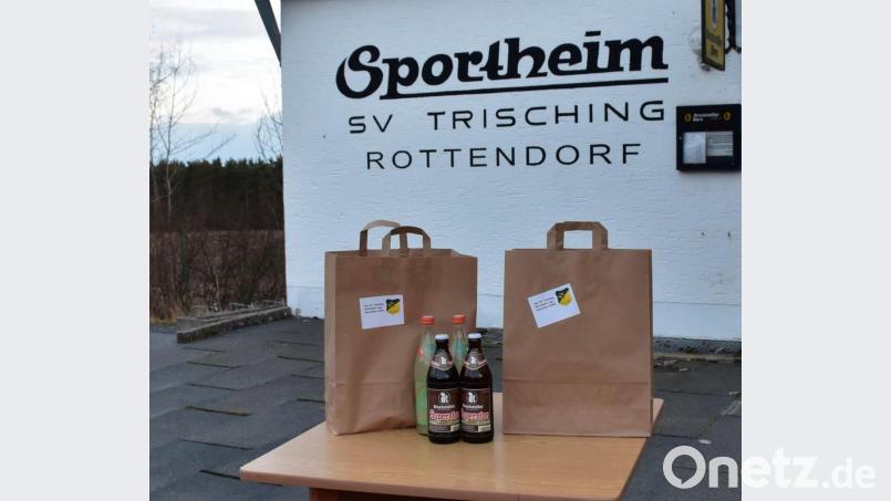 Die Pakete sind gepackt, die Leute können kommen und sich ihr Stück „Sportheimflair“ für zu Hause abholen. Der SV Trisching-Rottendorf veranstaltet am Samstag ein Bockbierfest „To Go“. Bild: Christine Wesnitze/exb