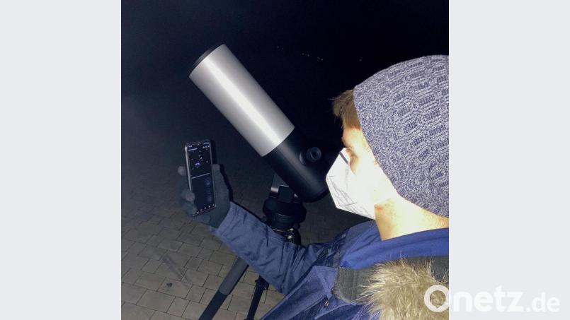 Ein Schüler des Astro-Physik-Kurses beim Bedienen des Teleskops, welches mit der entsprechenden App verlinkt fantastische und farbige Bilder auf das Smartphone sendet. Bild: ero