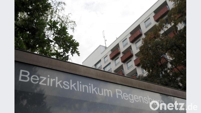 Das Bezirksklinikum in Regensburg bestätigte am Donnerstag Corona-Infektionen von Patienten und Mitarbeitern am Zentrum fürs Altersmedizin. Bild: Armin Weigel/dpa
