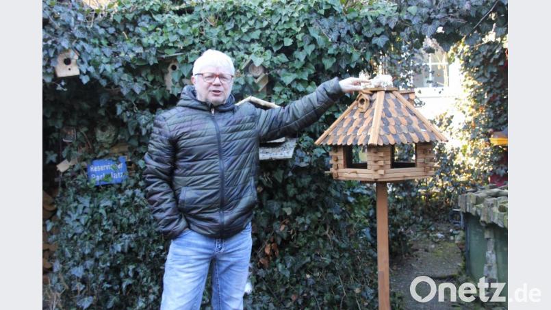 An jedem möglichen und unmöglichen Platz in seinem Garten hat Bebbo Schuller für Vögel Nist- und Futterplätze aufgestellt und eingerichtet, wo seine gefiedertenFreunde schon auch mal mit kleinen Schmankerln wie Rindertalg verwöhnt werden. Bild: ads
